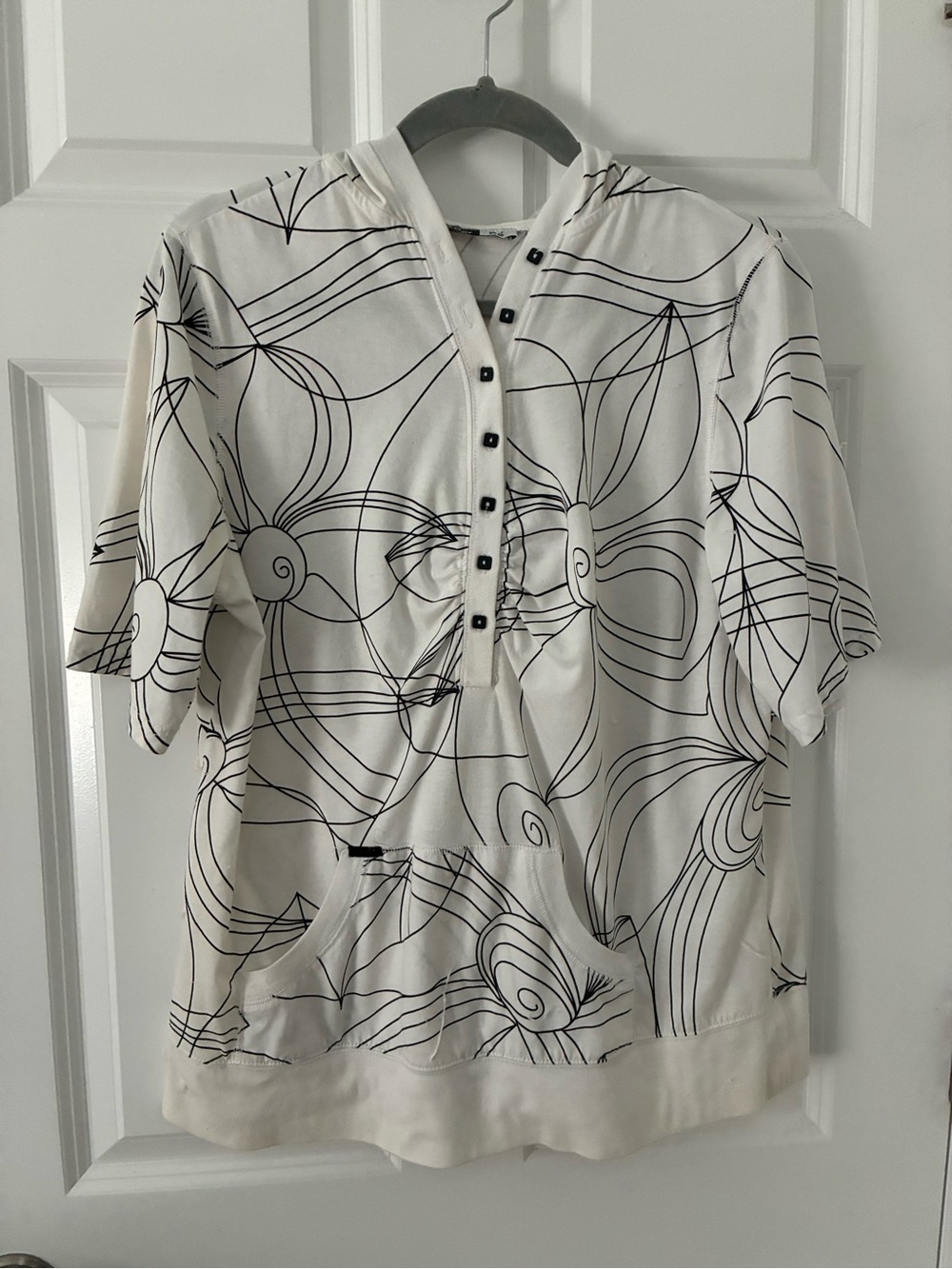 Per Se Vintage White Short-Sleeve Hooded Shirt with Black Line Floral Print